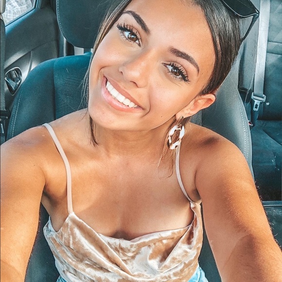 Meet your Posher, Taya - Picture 1 of 3